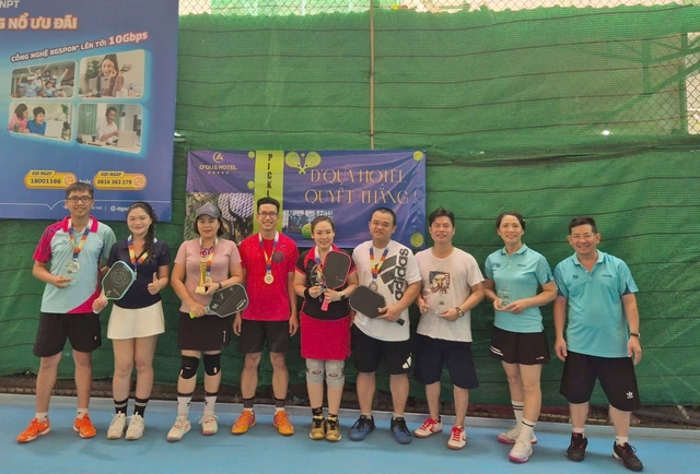 Ban Tổ Chức Trao Cup, Huy Chương Và Quà Lưu Niệm Cho Các Vận động Viên