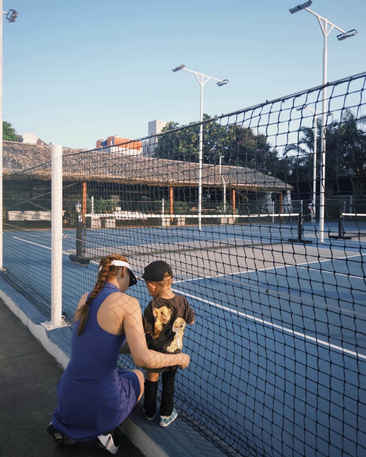Mẹ Bỉm Minh Hằng Không Chỉ Một Mình Gia Nhập Mà Còn Cho Quý Tử Làm Quen Với Pickleball