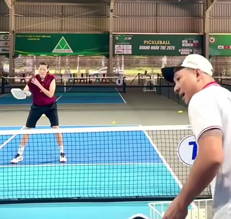 Ngọc Hoa Thể Hiện Tài Năng Trên Sân Pickleball