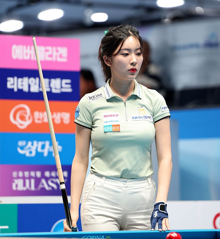Người đẹp Jeong Su Bin Tranh Tài Tại Giải.