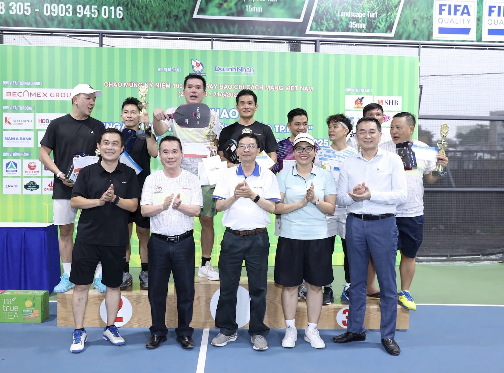 Trao Giải Nội Dung đôi Nam Doanh Nghiệp - Báo Chí