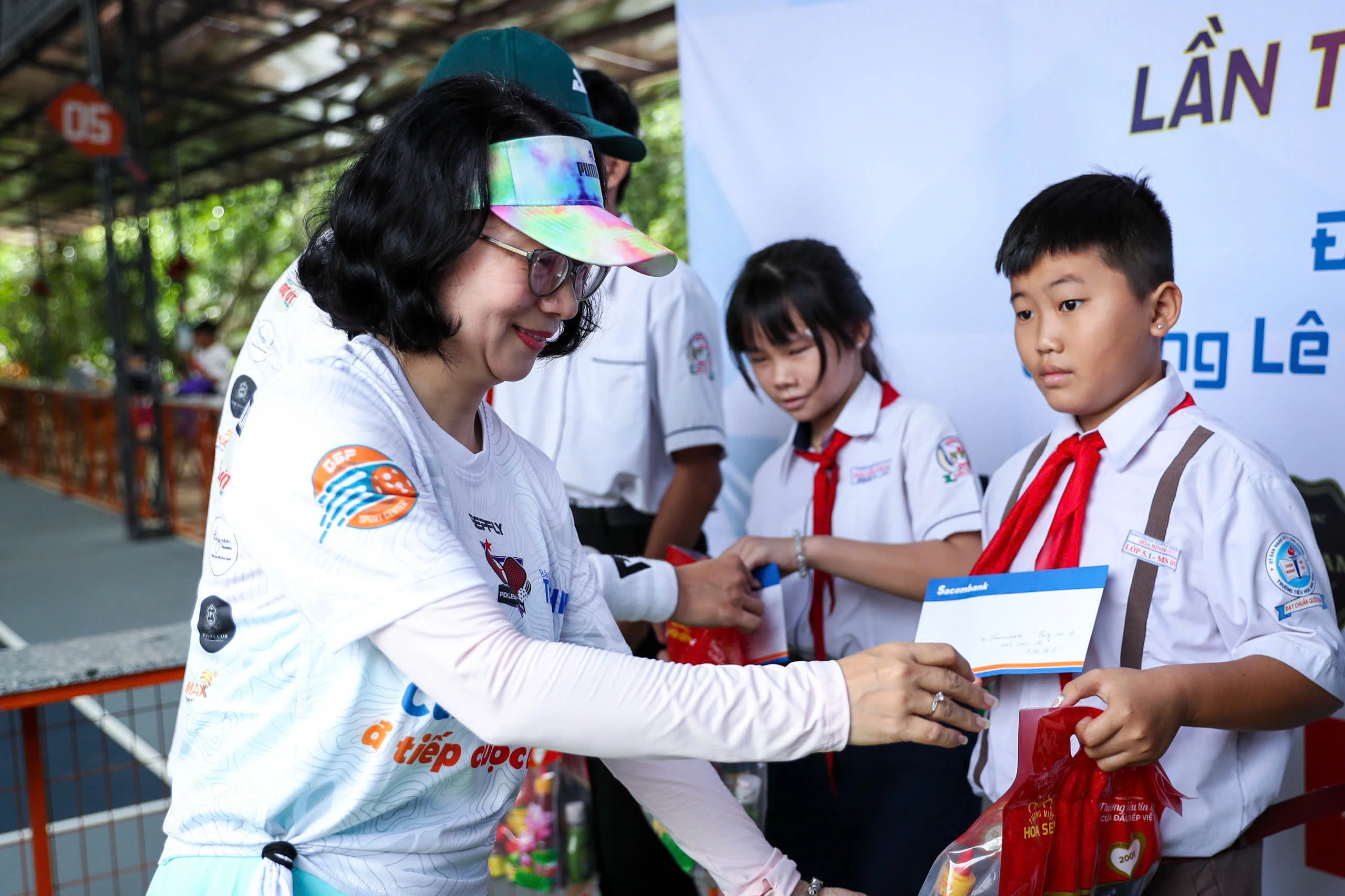 Các Nhà Hảo Tâm đã Có Mặt, Trao Tận Tay Số Tiền Ủng Hộ Tới Các Trẻ Mồ Côi