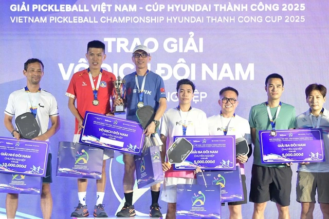 Các Tay Vợt Chuyên Nghiệp Lứa Tuổi 35 Trở Lên Trên Bục Trao Thưởng Nội Dung đôi Nam