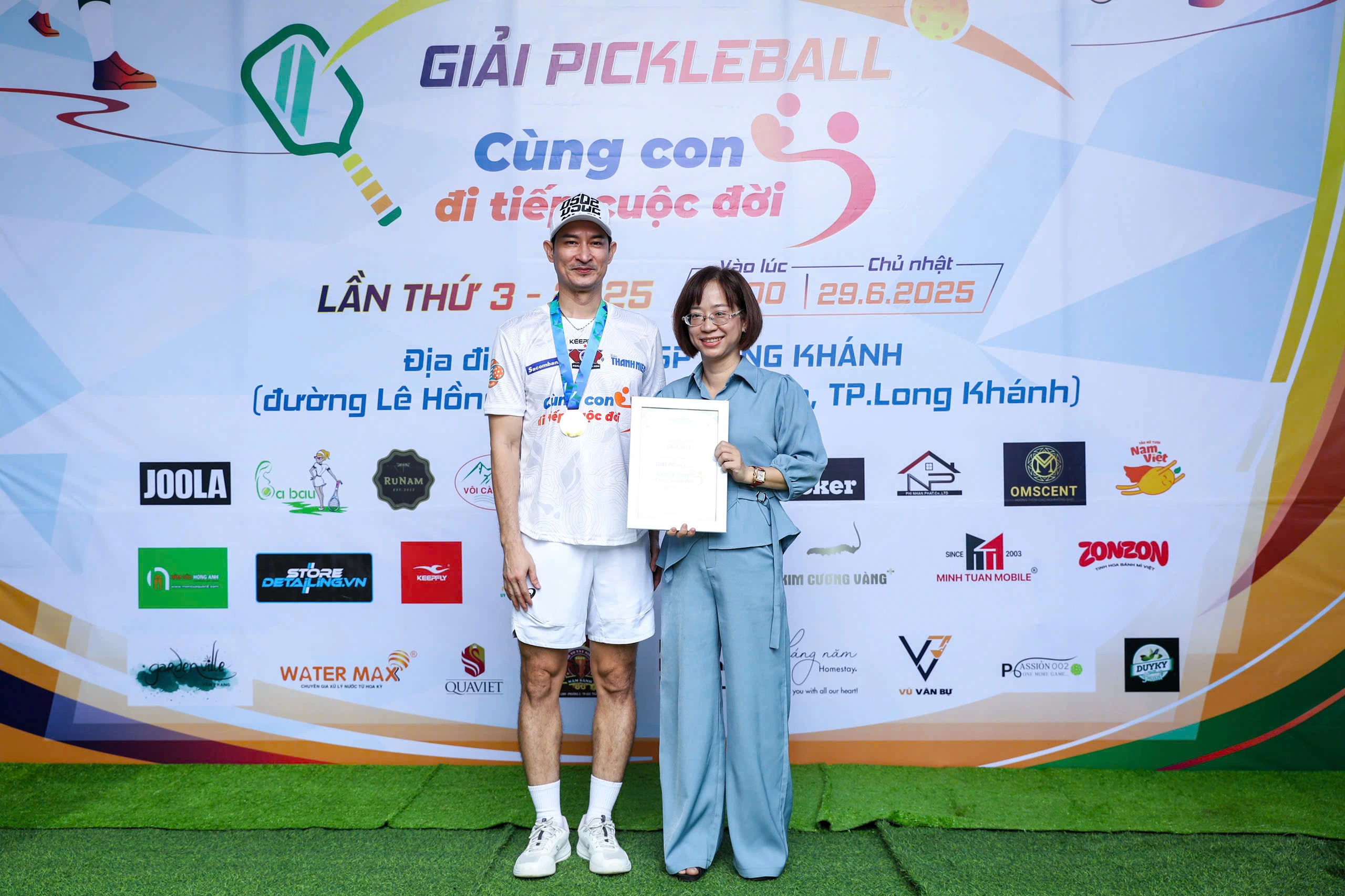 Đại Diện đơn Vị đồng Hành Cùng Btc Nhận Thư Cảm Ơn Từ Tổng Biên Tập Báo Thanh Niên