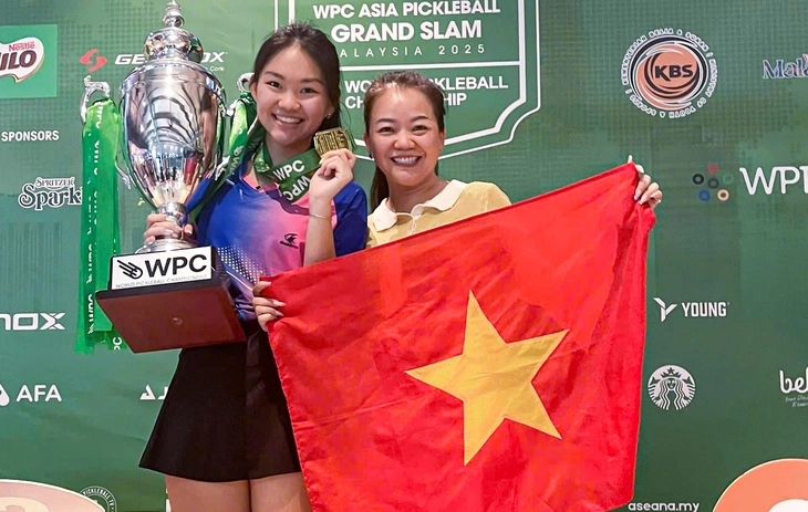 Jolie Lam Và Mẹ Ăn Mừng Chiến Thắng Ở Malaysia - Ảnh- Nvcc