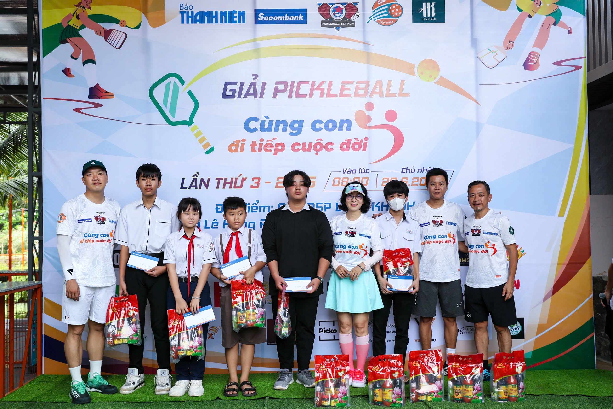 Những Món Quà Này Sẽ Là Hành Trang, Giúp Các Em Thêm Vững Tin Bước Về Phía Trước