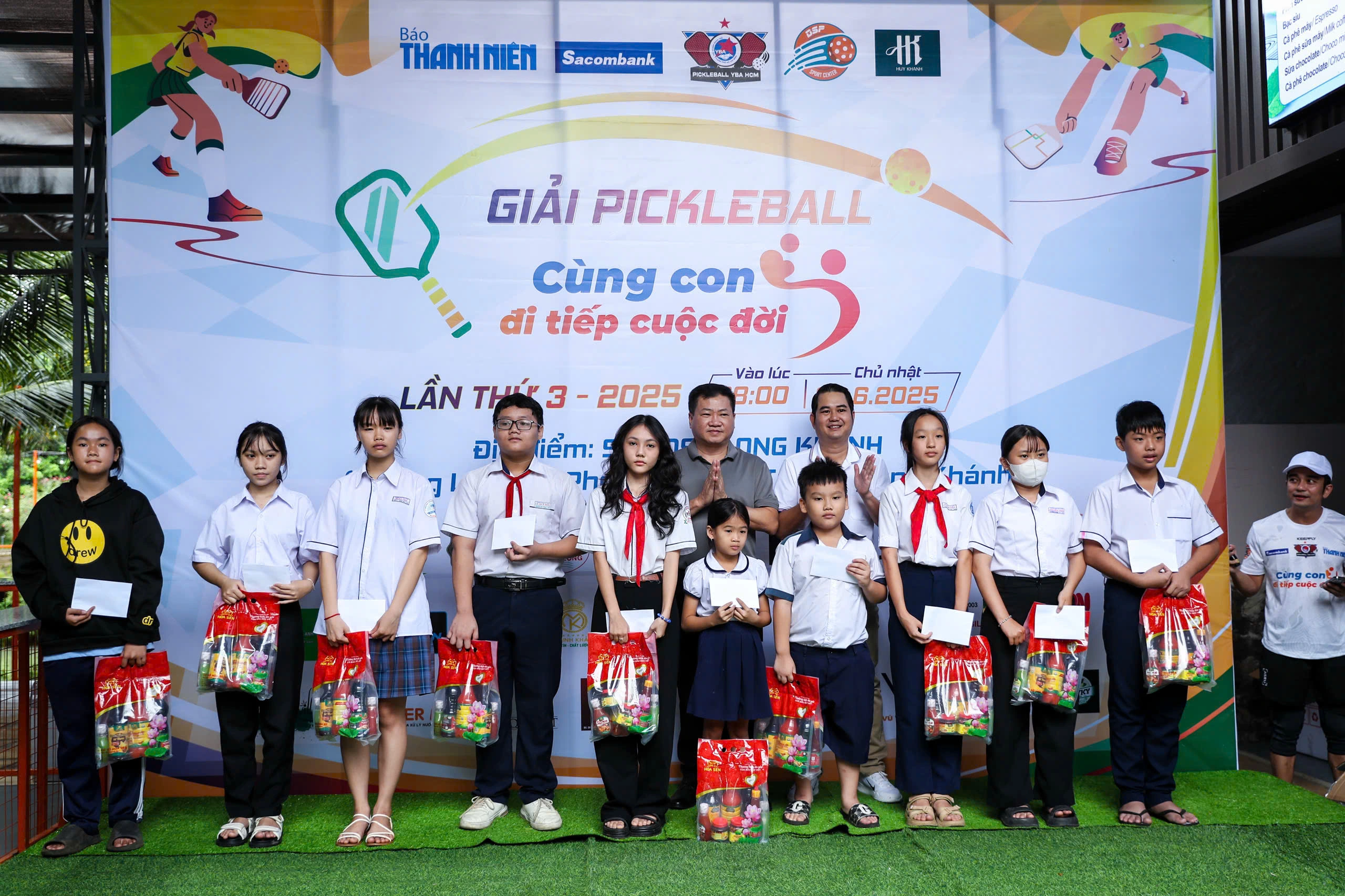 Thương Hiệu Nước Chấm Hoa Sen Cũng Gửi Tặng Các Em Mỗi Người Một Túi Quà