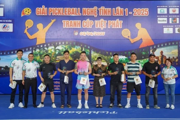 Ban Tổ Chức Trao Kỷ Niệm Chương Cho Các Doanh Nghiệp, Cá Nhân Có Nhiều đóng Góp Tích Cực Cho Phong Trào.