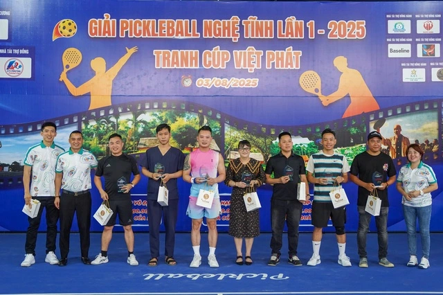 Ban Tổ Chức Trao Kỷ Niệm Chương Cho Các Doanh Nghiệp, Cá Nhân Có Nhiều đóng Góp Tích Cực Cho Phong Trào.