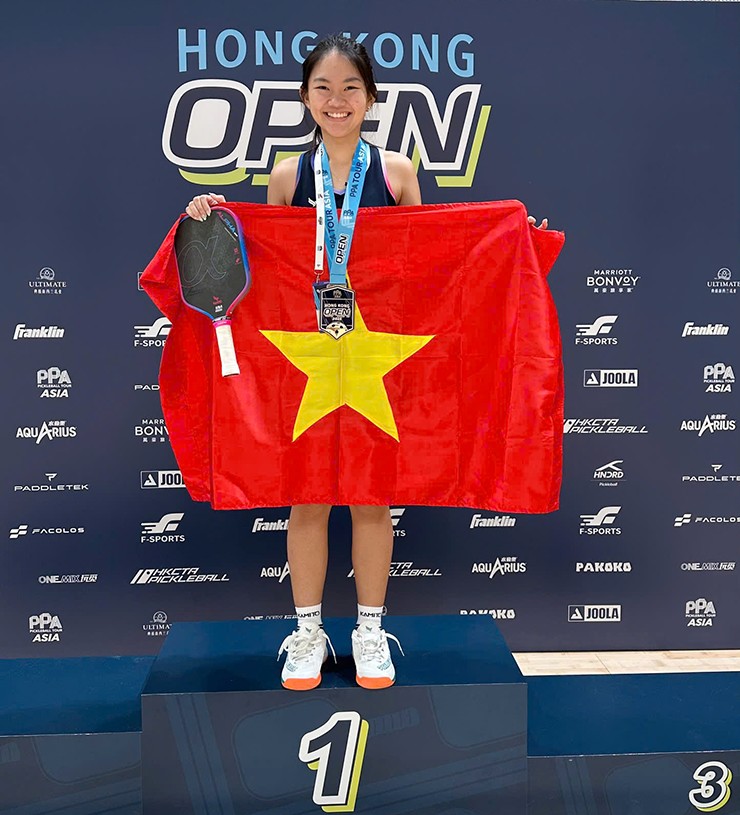 Jolie Lam Ăn Mừng Chức Vô địch