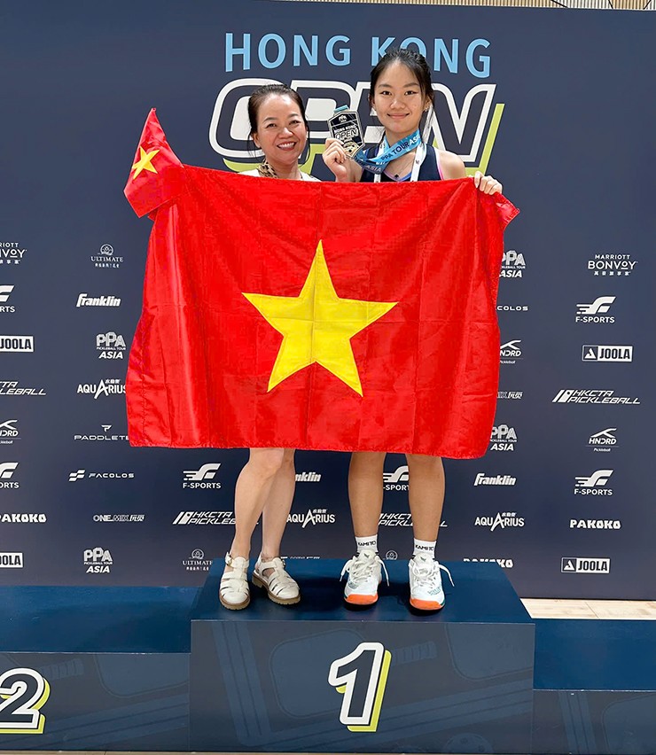 Jolie Lam Ăn Mừng Chức Vô địch 1