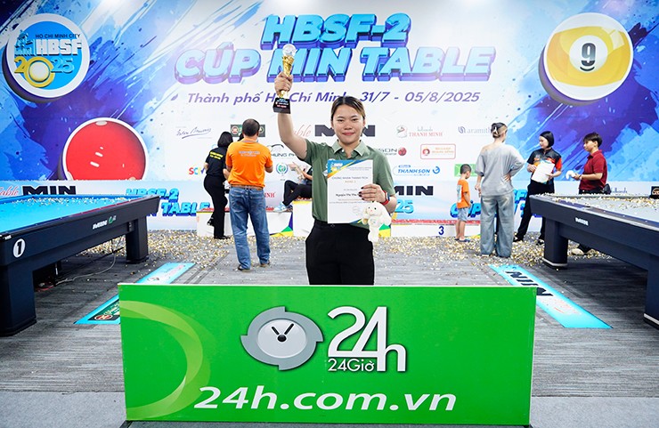 Nguyễn Thị Thu Hiền Với Chiến Thắng Áp đảo Bằng Tỉ Số 30-12 Trước Nguyễn Thị Bích Trâm đã Lên Ngôi Vô địch, Cô Nhận Cúp Cùng 10 Triệu đồng Tiền Thưởng.