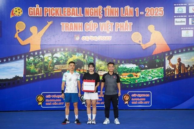 Trao Ủng Hộ đồng Bào Chịu Lũ Lụt Ở Tây Nghệ An