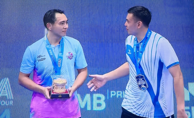 Hoàng Nam (trái) Chúc Mừng Phúc Huỳnh Trên Bục Nhận Huy Chương. Ảnh Chụp Màn Hình