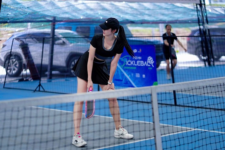 Huyền My Say Sưa Tập Luyện Pickleball