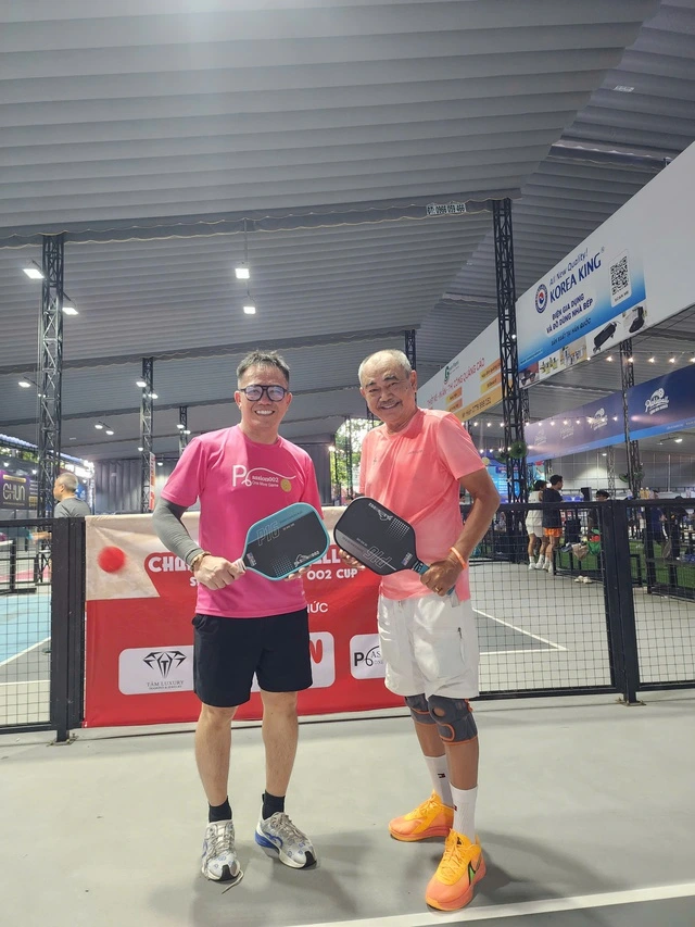 Nsnd Việt Anh (phải) Cùng Ceo Passion002 Tony Hoàng Cùng Góp Mặt Ở Giải Zonzon Pickleball Charity 2025