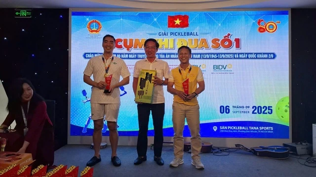 Ông Quách Hữu Thái (giữa) Trao Giải Vô địch Cho Nội Dung đôi Nam Lãnh đạo