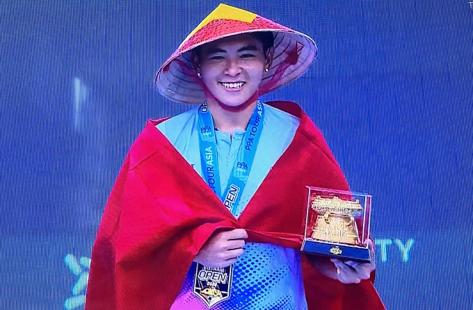 Phúc Huỳnh Khoác Cờ Và đội Nón Lá Việt Nam Trong Khoảnh Khắc Nhận Danh Hiệu Vô địch. Ảnh Chụp Màn Hình