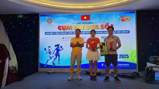 Trao Giải đôi Nam Nữ 1