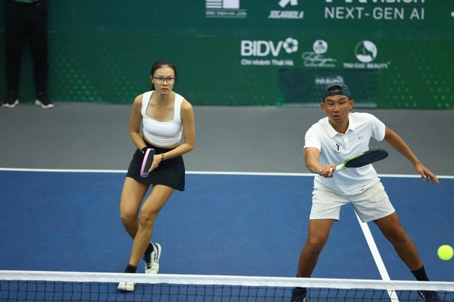 Bội Ngọc (trái) Cùng Văn Phương Vô địch đôi Nam Nữ Open