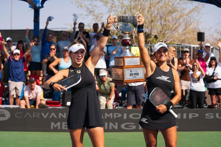 Anna (bên Trái) đánh đơn Giỏi, đánh đôi Cũng Tài