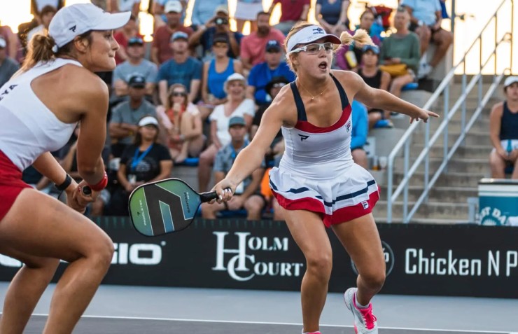 Cô Gái 18 Tuổi Thi đấu Năng Nổ Trên Sân