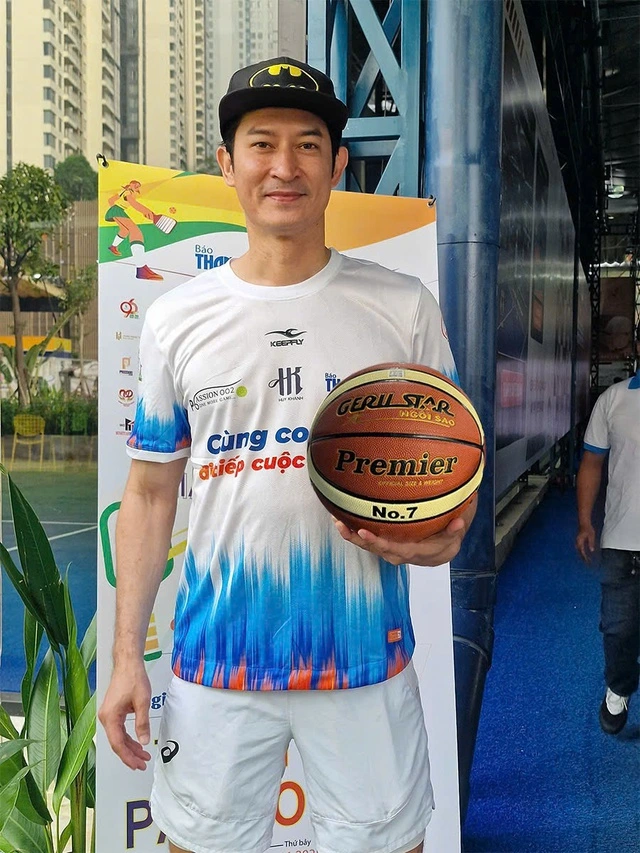 Diễn Viên Huy Khánh Trải Nghiệm Sản Phẩm Bóng Rổ Mới Của Công Ty