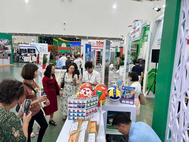 Gian Hàng Trưng Bày Các Sản Phẩm Của Công Ty Tại Hội Chợ Mùa Thu