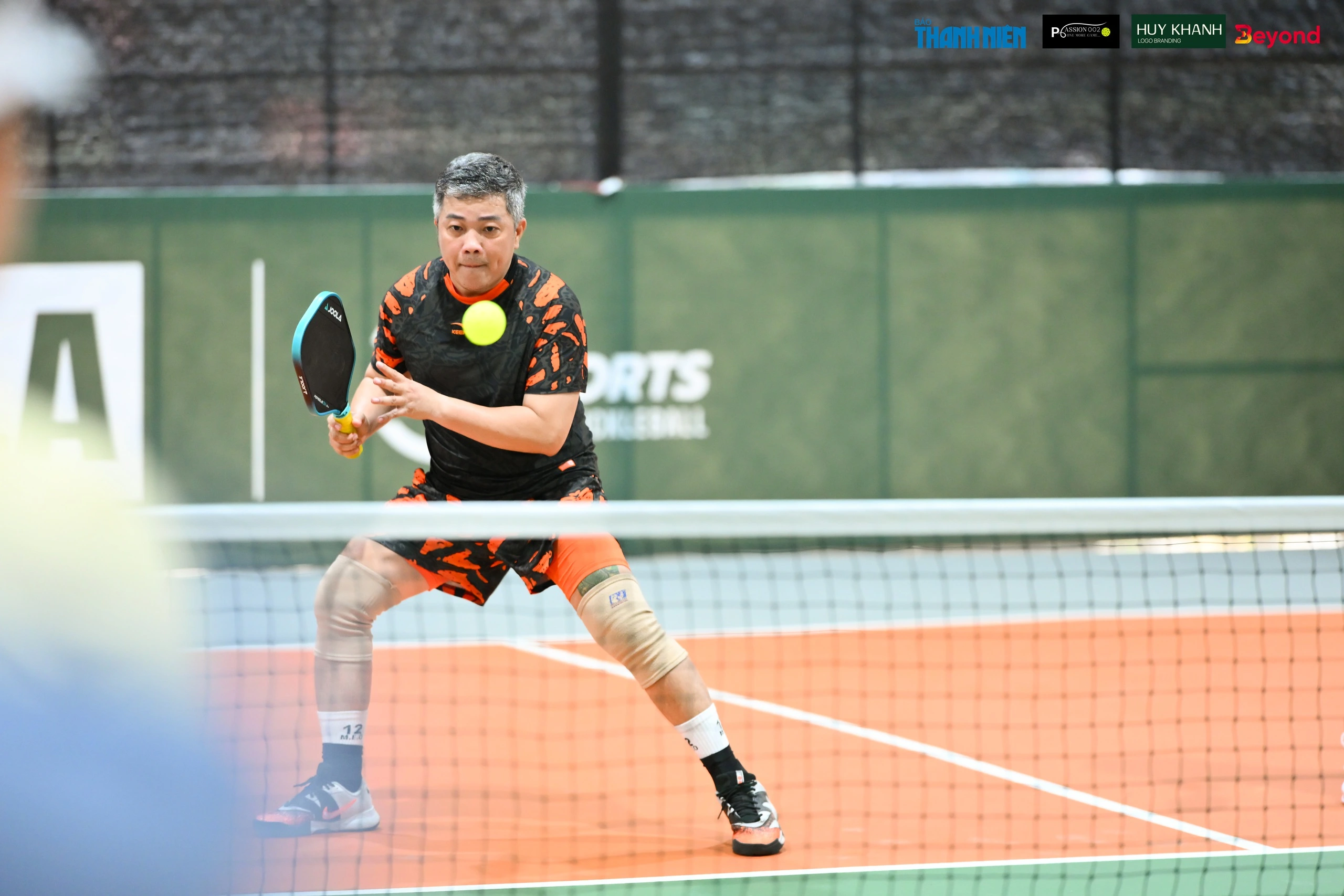 Nghệ Sĩ Hoàng Mèo Thi đấu Quyết Tâm Trên Sân 1