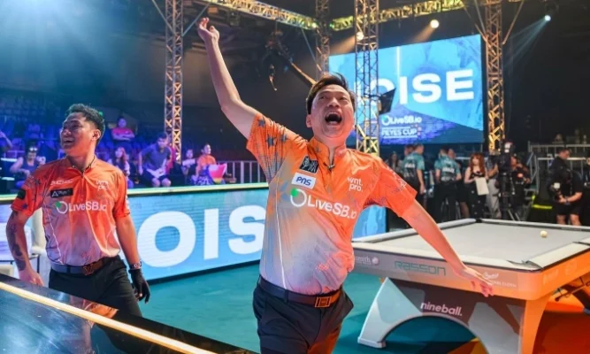 Quốc Hoàng (phải) Và Johann Chua Mừng Sau Trận Thắng Fedor Gorst Và Skyler Woodward