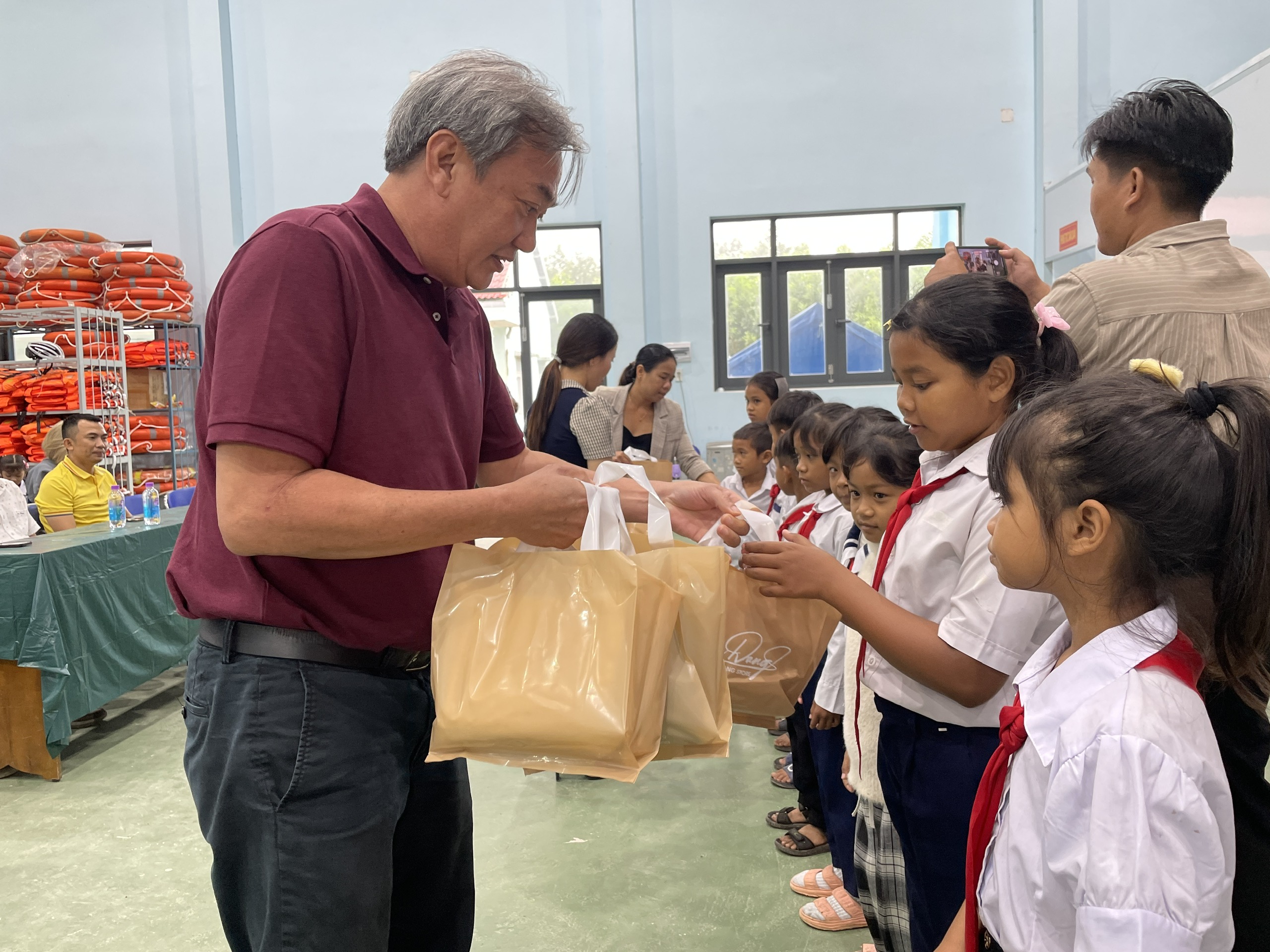 Đại Diện Nhà Tài Trợ (công Tnhh Chế Biến Dăm Gỗ Đại Hưng) Trao Quà Cho Các Học Sinh Xã Bắc Khánh Vĩnh