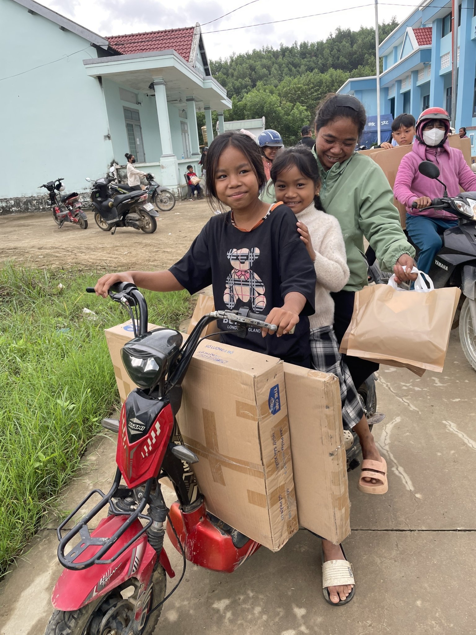 Niềm Vui Các Học Sinh Khi Nhận được Quà Từ Chương Trình