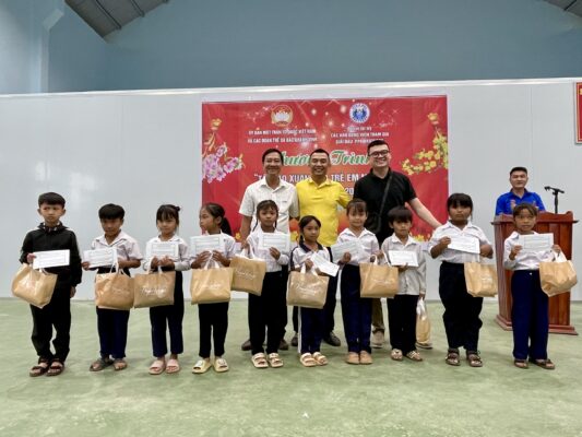 Ông Lê Văn Hiển, Bí Thư Đảng Ủy, Chủ Tịch HĐnd Xã Bắc Khánh Vĩnh Và Các Thành Viên Ban Tổ Chức Trao Quà Cho Các Cháu Học Sinh