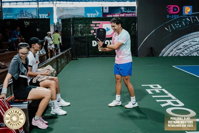 Phúc Huỳnh (phải) Với Phong Thái Vui Vẻ, Chuyên Nghiệp