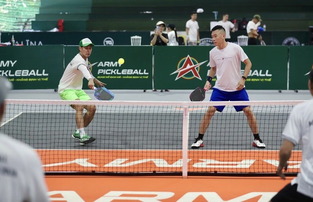 Giải pickleball thắt chặt tình cảm giữa những người cống hiến cho giải TNSV THACO cup 2026 6 Diễn Viên Huy Khánh (trái) Thực Hiện Nhiều Cú Backhand Flick Sở Trường, đẹp Mắt Và Cũng Rất Hiệu Quả