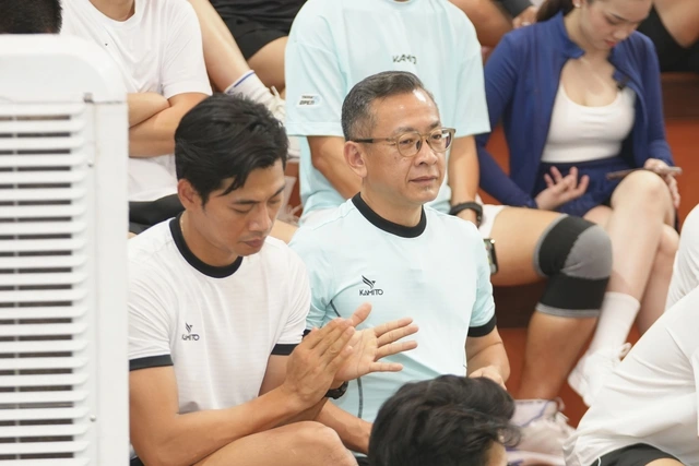 Cựu danh thủ Nguyễn Hồng Sơn xuất hiện trong ngày Lý Hoàng Nam đón đồng đội mới 6 Diễn Viên Lợi Trần đang Rất Nổi Tiếng Sau Bộ Phim Tử Chiến Trên Khôngxuất Hiện Cùng Mc, Nhà Báo Lý Chánh