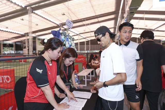 Cựu danh thủ Nguyễn Hồng Sơn xuất hiện trong ngày Lý Hoàng Nam đón đồng đội mới 7 Ngôi Sao Nhạc Rock Phạm Anh Khoa Cùng Tiền Vệ Mạc Hồng Quân