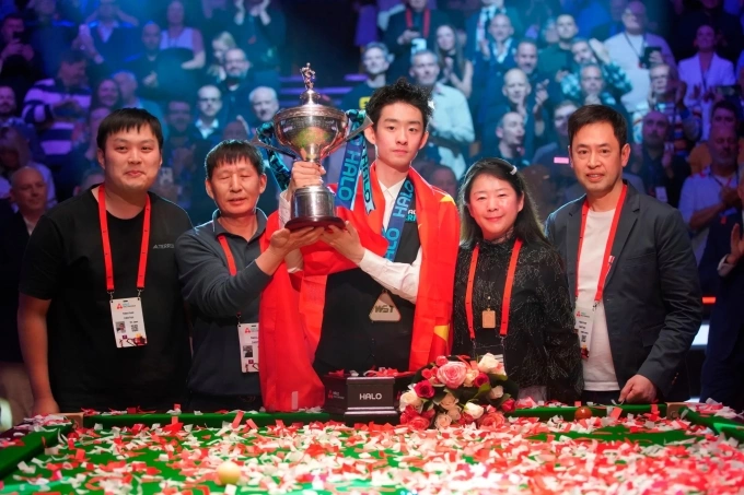 Wu Và Gia đình Mừng Chức Vô địch Snooker Thế Giới 2026