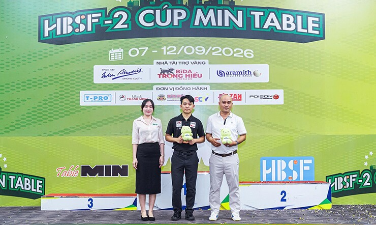 Chiêm Hồng Thái (áo đen) Và Nguyễn Thanh Tùng Lần Lượt Nhận Giải Best Game Và Series Xuất Sắc