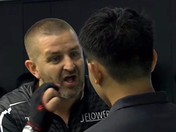 Jayson Shaw Có Màn Tranh Luận Gay Gắt Với Trọng Tài